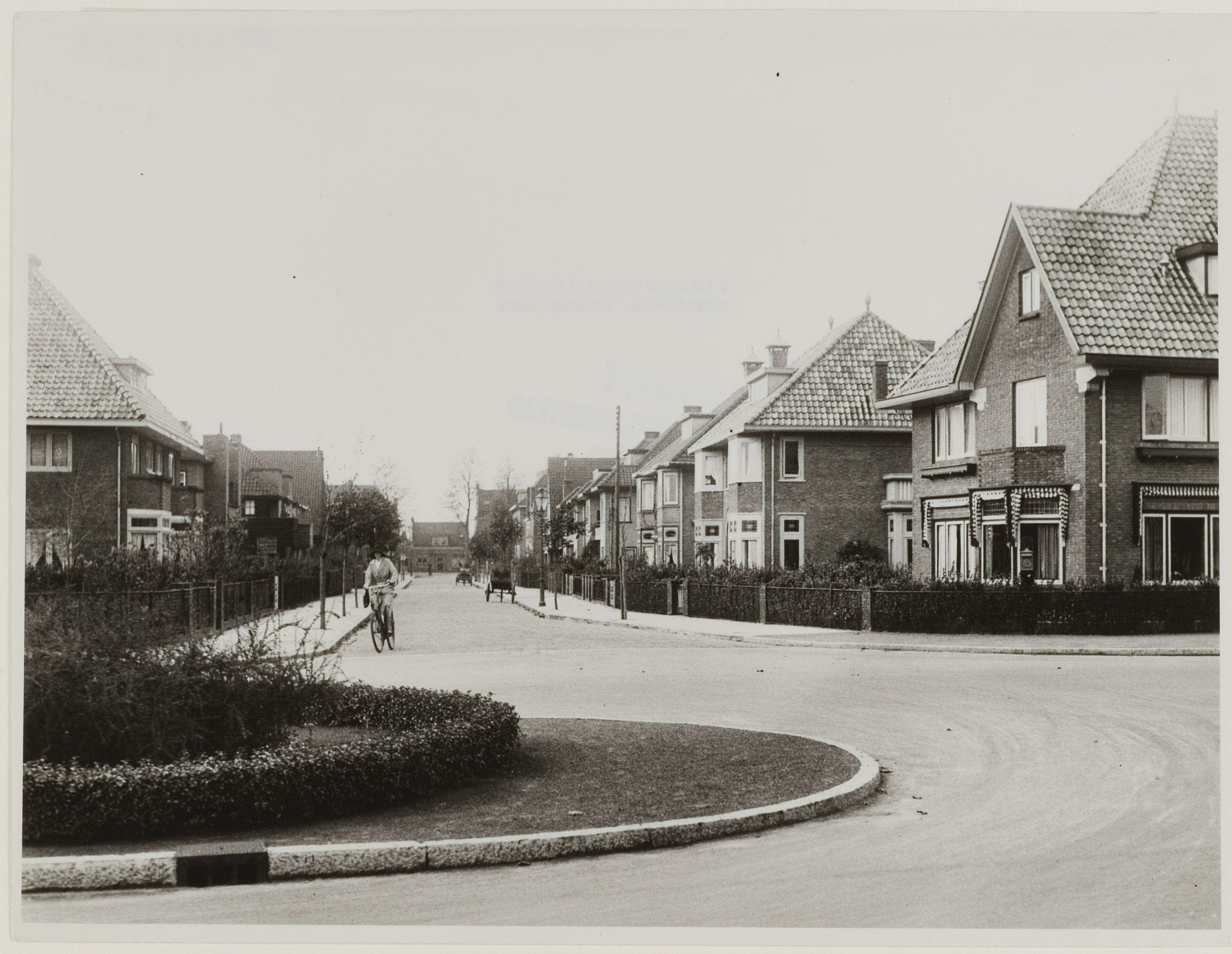 Historisch straatgezicht van de Postlaan vanaf de Heemsteedse Dreef, archiefdatering 1940
